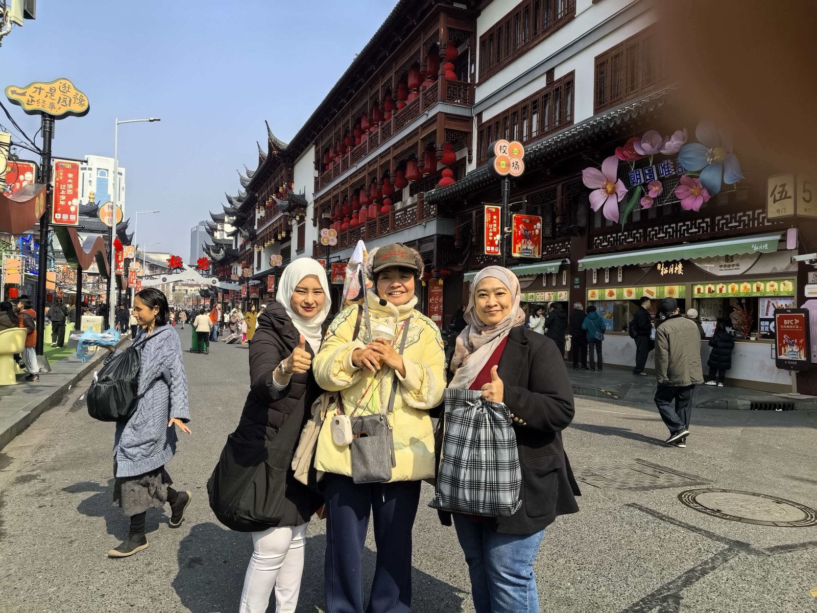 Xu Jin with guests in Shanghai