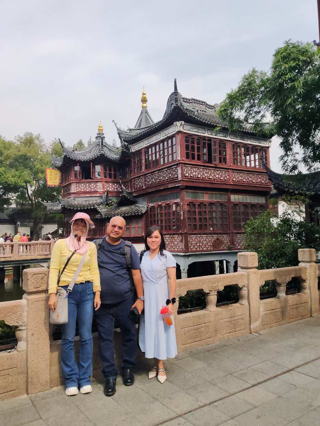 Guests beside traditional Chinese architecture at Yu Garden